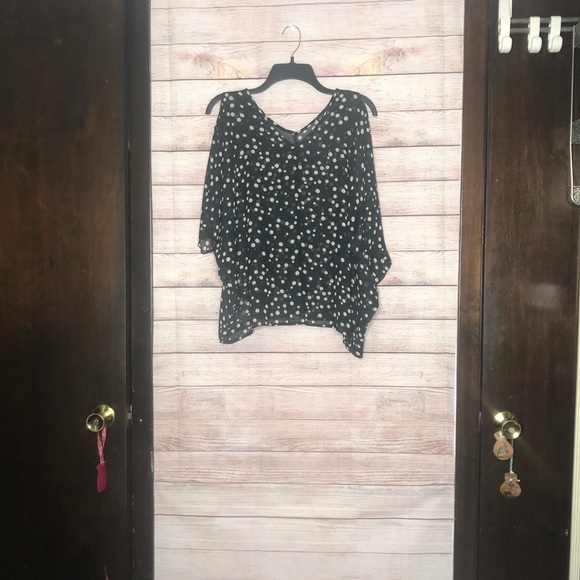 Cold shoulder Polkadot top - Picture 5 of 7